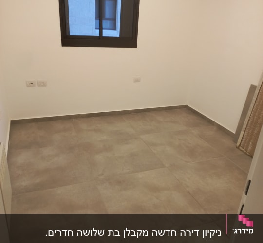 רצפה נקייה בחדר ריק עם חלון